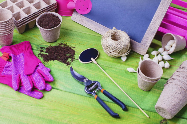herramientas de jardín en la mesa
 - Foto, imagen