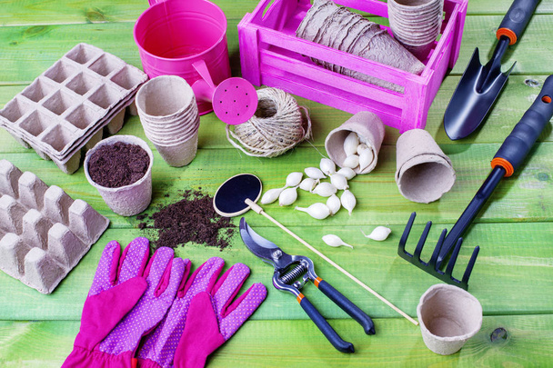 herramientas de jardín en la mesa
 - Foto, Imagen