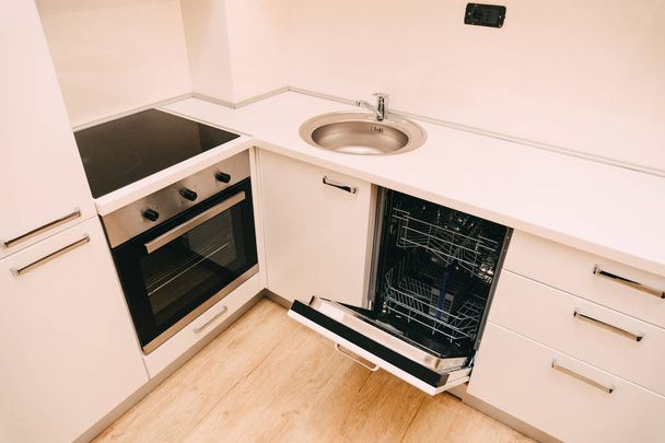 Spülmaschine in der Küche. Küchengeräte - Foto, Bild
