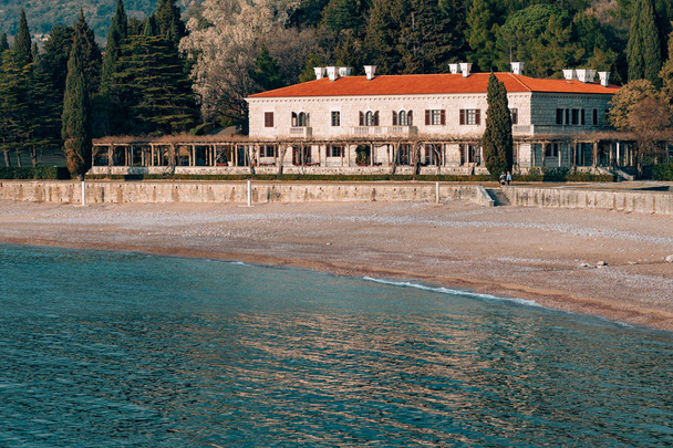 A park Miločer, Villa, tengerpart Queen. Közelében a sziget Sveti Stefan, Montenegro. - Fotó, kép