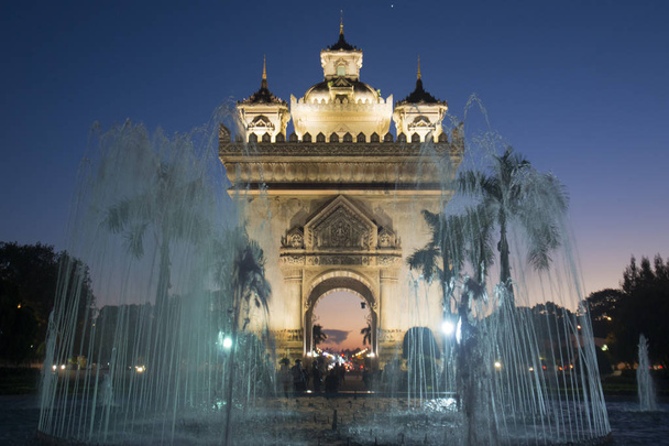 l'arche de patuxai dans la ville de vientiane
 - Photo, image