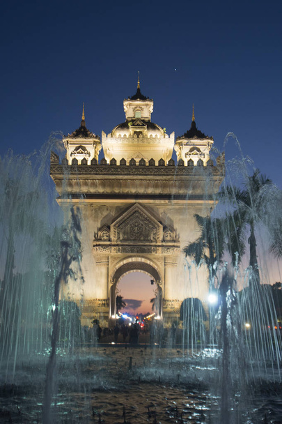 l'arche de patuxai dans la ville de vientiane
 - Photo, image