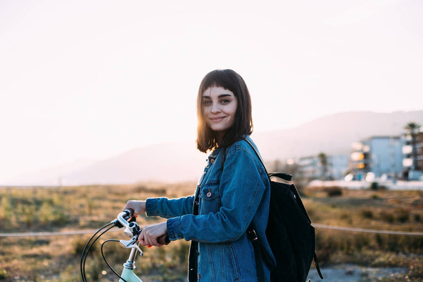 hipster menina andando com bicicleta
 - Foto, Imagem