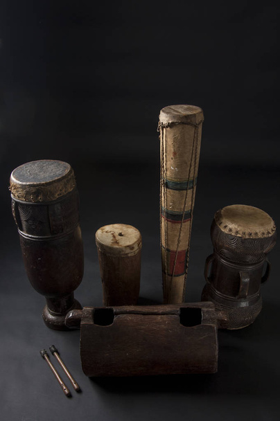 Набір африканських музичних інструментів ізольовано на темному фоні
 - Фото, зображення
