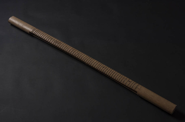 Африканський ручної роботи музичний інструмент ізольовані на темному тлі - Фото, зображення