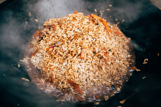 Kazan içinde Plov yemek. Pirinç, et, soğan ve havuç içinde - Fotoğraf, Görsel