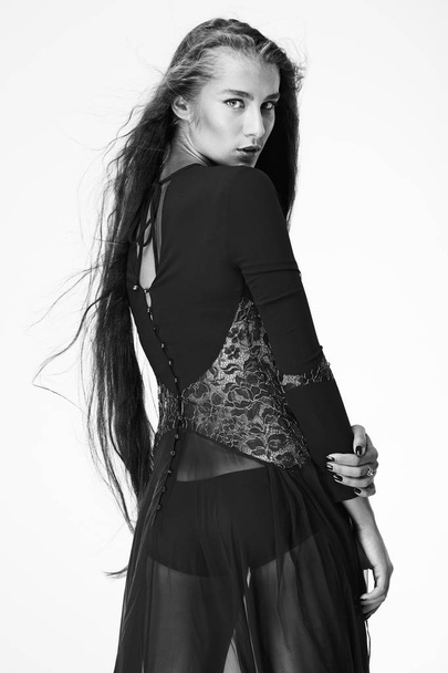 Gyönyörű nő csodálatos hosszú haja sötét hosszú ruha, csipke és fekete bugyi - Fotó, kép