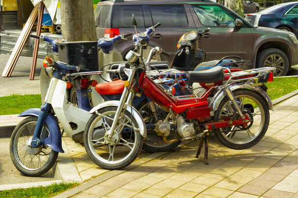 古いバイクの駐車 - 写真・画像