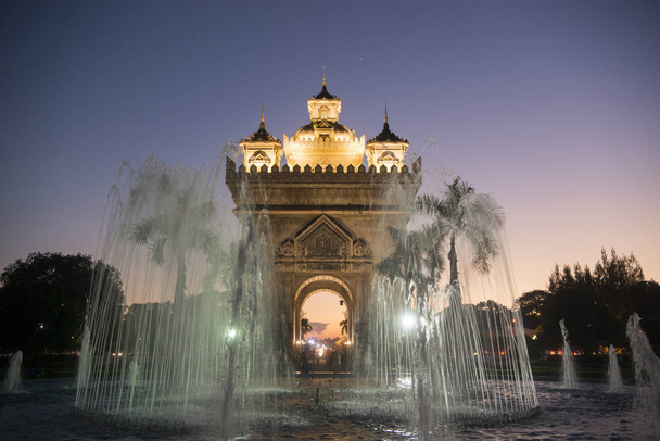 арка Патуксай в городе Вьентьяне
 - Фото, изображение