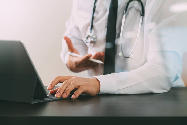 zbliżenie smart medycznych lekarz pracuje z cyfrowym tablet com - Zdjęcie, obraz
