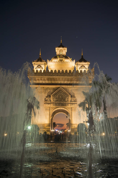 арка Патуксай в городе Вьентьяне
 - Фото, изображение