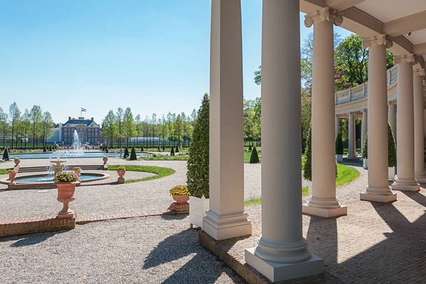  The baroque garden of The Loo Palace seen through the colonnade - Φωτογραφία, εικόνα