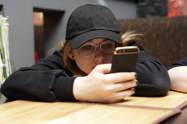 Κορίτσι έφηβος με smartphone - Φωτογραφία, εικόνα