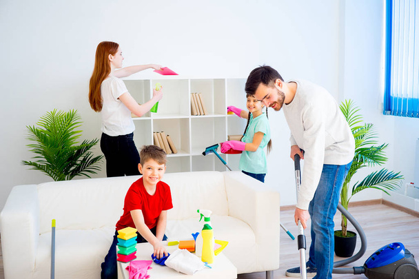 Family cleaning house - Foto, Imagen