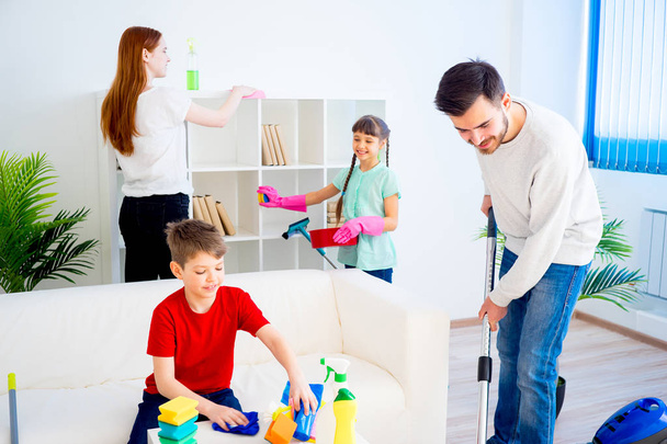 Family cleaning house - Zdjęcie, obraz