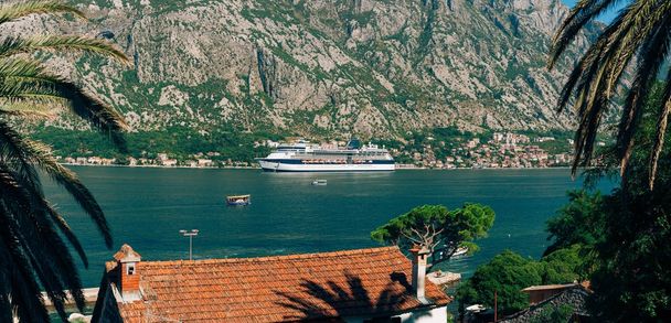 Nagy luxushajó Montenegróban a Kotori-ban. A megtekintéshez - Fotó, kép
