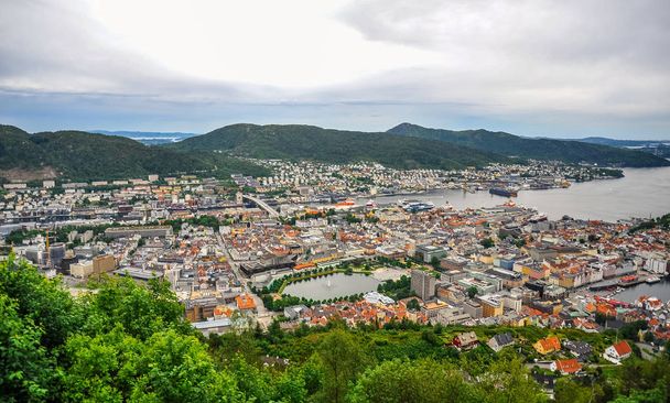 Prachtig landschap en uitzicht op de Bergen, Noorwegen - Foto, afbeelding