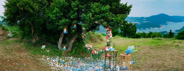 Στρογγυλή γάμου αψίδα από λουλούδια και κλαδιά ελιάς. Κρέμεται από το - Φωτογραφία, εικόνα