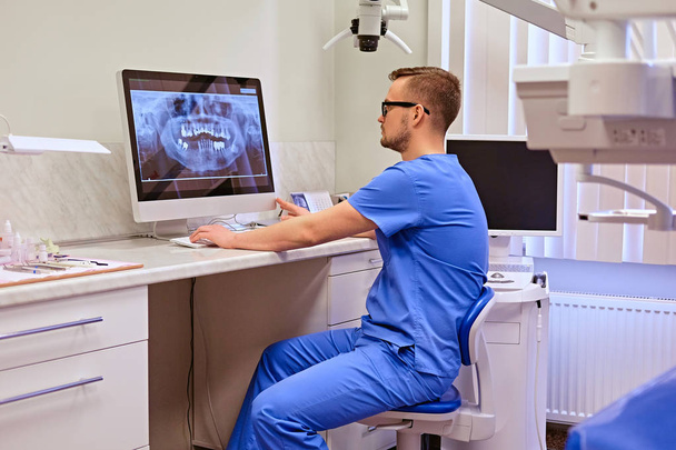 Zahnarzt betrachtet Zähne im Röntgenbild - Foto, Bild