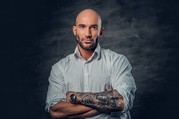 Man in a white shirt with tattooed crossed arms. - Photo, Image