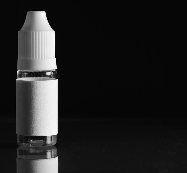 изолированные электронные сигареты и жидкие бутылки на черном фоне
. - Фото, изображение