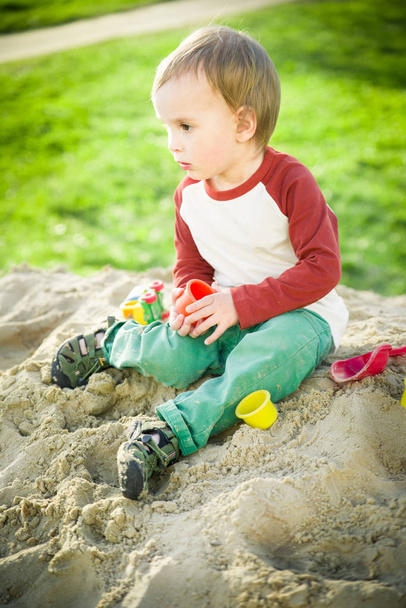 chlapec a písek - Fotografie, Obrázek
