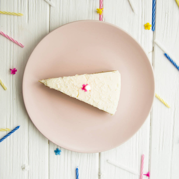 morceau de gâteau d'anniversaire pour mon anniversaire avec une bougie sur une assiette rose
  - Photo, image