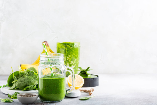 Здоровый зеленый смузи со шпинатом в стеклянной банке
 - Фото, изображение
