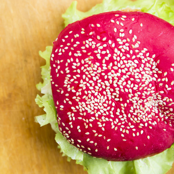 rotes Burger-Brötchen aus Rüben, mit Fleisch und Salat - Foto, Bild