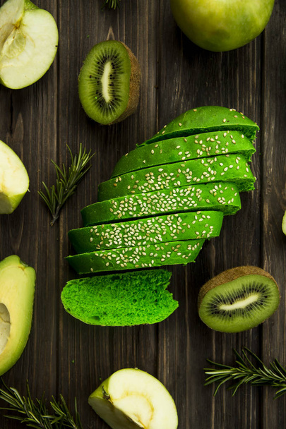 зеленый хлеб с кунжутом семян - близко к зеленым фруктам
 - Фото, изображение