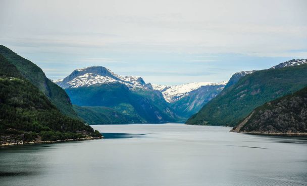 Hermoso paisaje y paisaje de fiordo, Noruega
 - Foto, Imagen