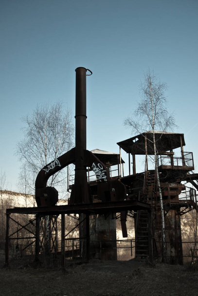 Velha pedreira abandonada, silos enferrujados
 - Foto, Imagem