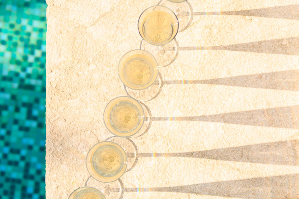Много бокалов шампанского или просекко возле курортного бассейна в люкс
 - Фото, изображение