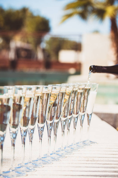 Mnoho sklenic šampaňského nebo prosecco resort v blízkosti bazénu luxu - Fotografie, Obrázek