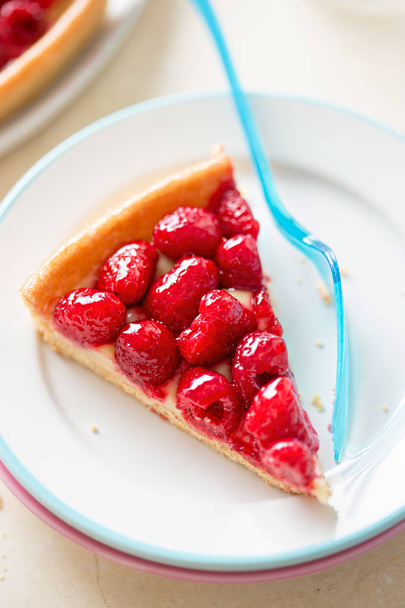 Raspberry tart with vanilla cream  - Photo, Image