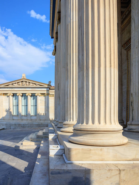 Görög márvány oszlopok infront egy klasszikus épületben. - Fotó, kép