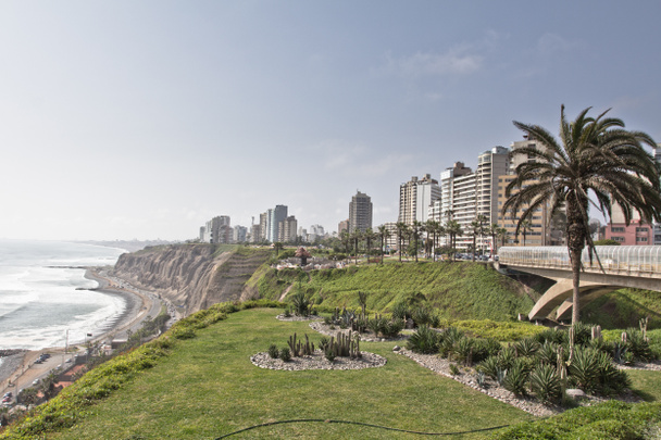 Vista do penhasco em Lima. Um lado com edifícios e hotéis
, - Foto, Imagem