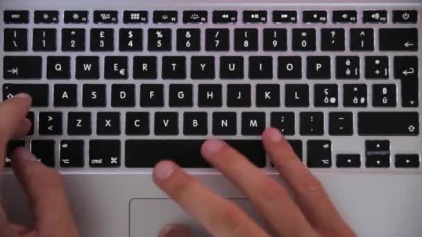 Zeitraffer - Tippen mit einer Laptop-Tastatur  - Filmmaterial, Video