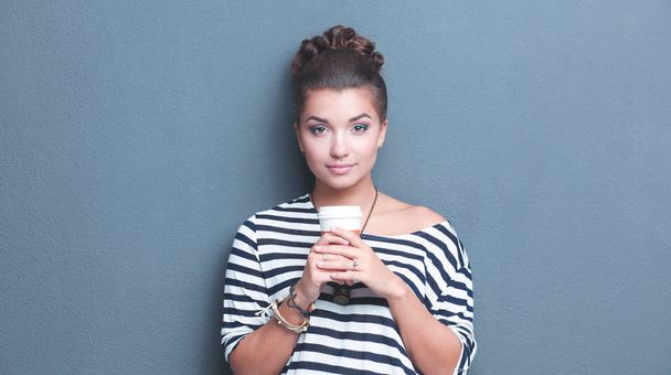 Muotokuva nuori nainen kuppi teetä tai kahvia - Valokuva, kuva