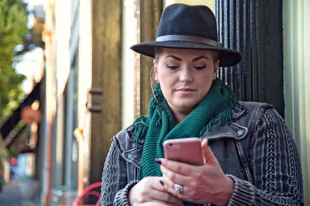 Frau nutzt mobiles Gerät - Foto, Bild