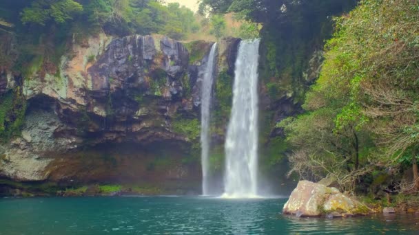 Wodospad Cheonjiyeon, Wyspa Jeju, Korea Południowa - Materiał filmowy, wideo