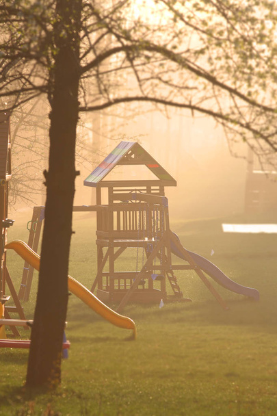 霧に巻き込まれる子供の遊び場所 - 写真・画像