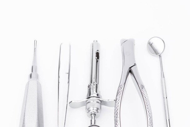 dentální nástroje a vybavení na bílém pozadí. - Fotografie, Obrázek