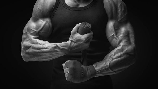 Сильные руки и кулаки, готовые к тренировкам и активным упражнениям Cl
 - Фото, изображение