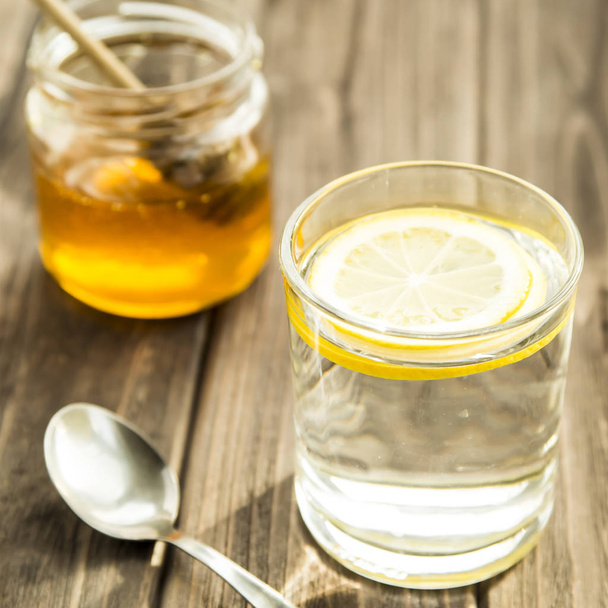 glas water met citroen - Foto, afbeelding