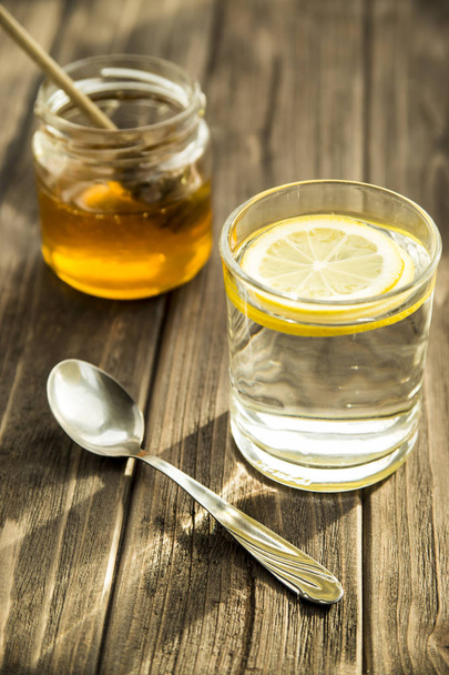 Glas Wasser mit Zitrone - Foto, Bild