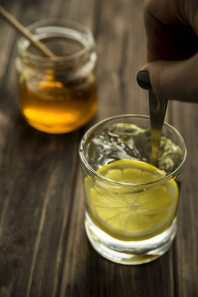 стакан воды с лимоном - Фото, изображение
