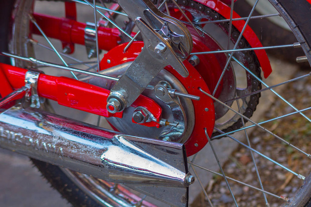 Details des Hinterrads eines alten Motorrads - Foto, Bild