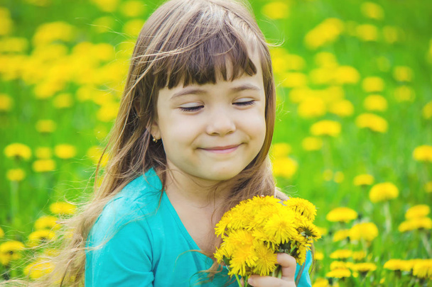 Lány, a gyermek, a virágok a tavaszi játszik. Szelektív összpontosít. - Fotó, kép