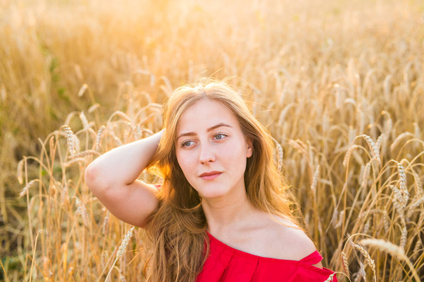 Portrait lumineux de la jeune femme heureuse à Summer Field
 - Photo, image